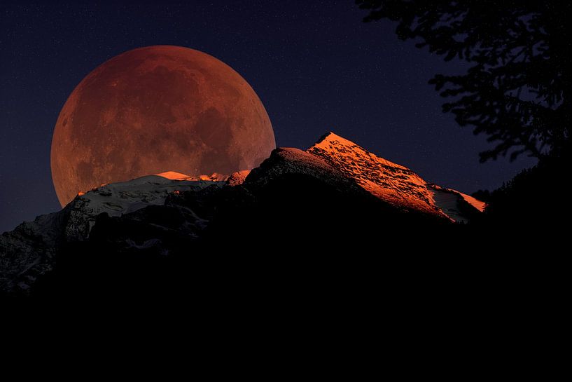 Roter Mond über dem Berg von Jordy Brada
