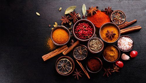 Diverse kruiden met zwarte achtergrond