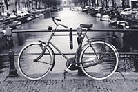 Fiets aan de Amsterdamse grachten