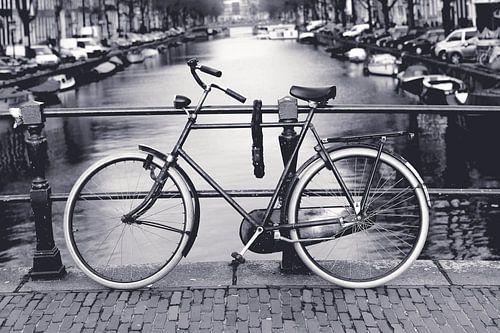 Fiets aan de Amsterdamse grachten
