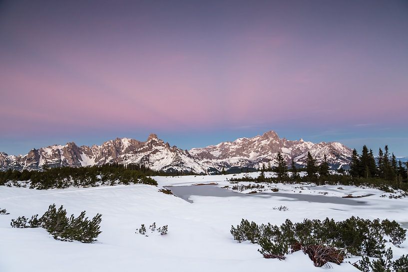 Winterlandschaft nach Sonnenuntergang im Gebirge von Coen Weesjes