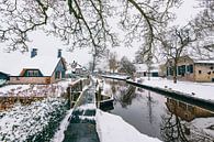 Winter in der Dwarsgracht in der Nähe des Dorfes Giethoorn mit den berühmten Kanälen von Sjoerd van der Wal Fotografie Miniaturansicht