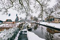 Winter in der Dwarsgracht in der Nähe des Dorfes Giethoorn mit den berühmten Kanälen