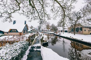 Winter in der Dwarsgracht in der Nähe des Dorfes Giethoorn mit den berühmten Kanälen von Sjoerd van der Wal
