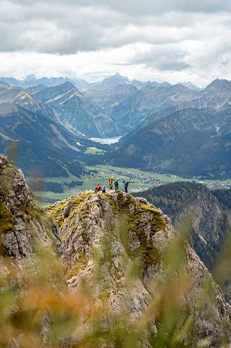 Klimmers op de top van de Aggenstein met uitzicht op de Vilsalpsee en de Hochvogel