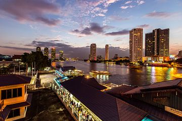 Skyline van Bangkok bij nacht van Erik Rudolfs