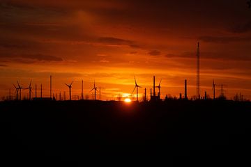 Skyline van industriegebied Vlissingen-Oost bij zonsondergang