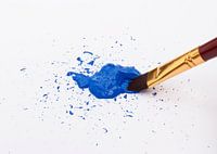 Blauwe verf met een kwast
