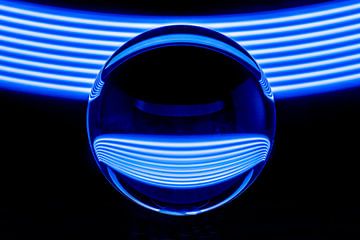 Boule en verre à rayures bleues sur Thomas Riess