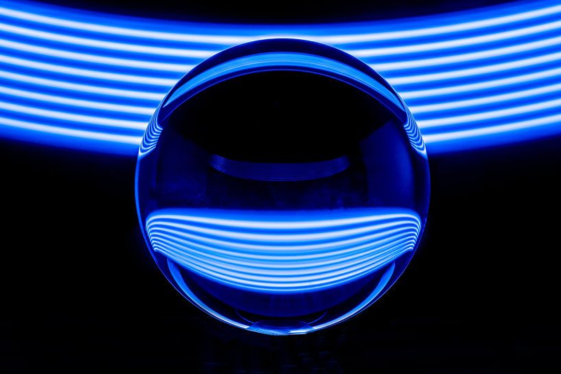 Glaskugel mit blauen Streifen von Thomas Riess
