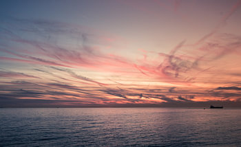 Roze luchten door zonsondergang