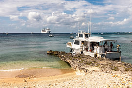 Kreuzfahrtschiff vor den Cayman Inseln