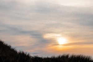Sonnenuntergang vor einem Rand aus Strandhafer