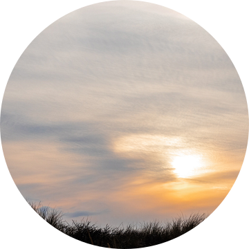 Zonsondergang tegen een rand van helmgras van Simone Janssen