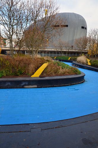 Het karakteristieke gebouw van het Merkur Casino in Almere gezien vanaf het Schipperplein