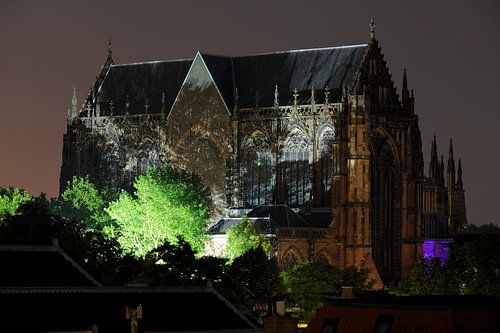 Domkirche in Utrecht durch Lichter auf dem Domplatz beleuchtet