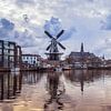 Blick auf das Spaarne der Mühle ‘Adriaan’ und die Grote Kerk (Haarlem, Holland) von ErikJan Braakman