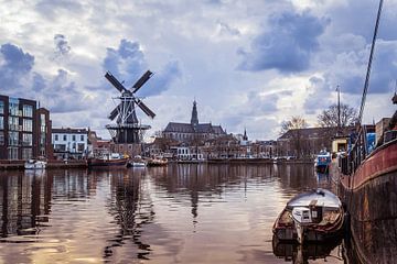 Zicht over het Spaarne van molen de Adriaan en de Grote Kerk  (Haarlem, Holland) van ErikJan Braakman