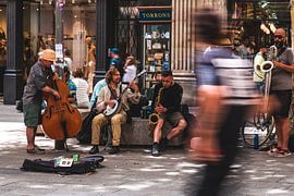 Street musicians in Barcelona by Kees Hasenaar