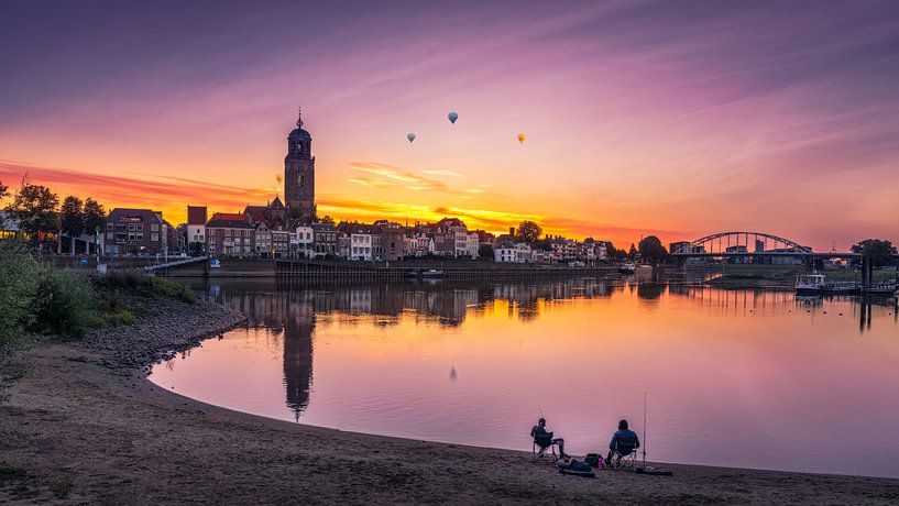 Hete lucht ballonnen boven Deventer en de IJssel in Overijssel van Bart Ros