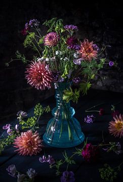 Donker stilleven van bloemen in blauwe vaas. Dark flower stilllife in a blue vase. van Petra Cleuskens