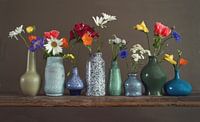 Bloemenvaasjes op een plank