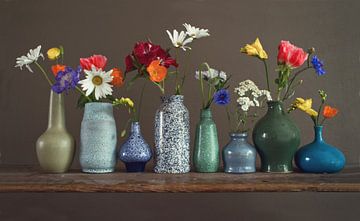 Blumenvasen auf einem Regal