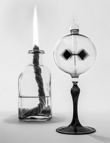 Foto van een radiometer van Crookes (lichtmolen) die draait onder invloed van een vlam