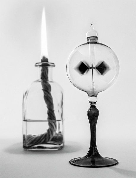 Image d'un radiomètre Crookes (moulin lumière) qui tourne sous l'influence d'une flamme par Hans Post