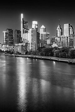 Philadelphia uitzicht op de binnenstad vanaf de South Street Bridge in de avond | Monochrom van Melanie Viola