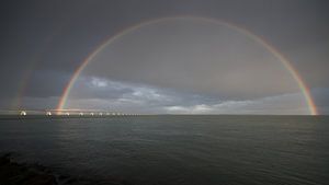 Regenbogen über der Zeelandbrücke