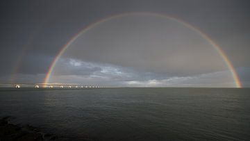 Regenboog boven de Zeelandbrug