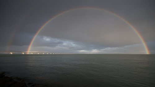 Regenboog boven de Zeelandbrug