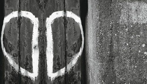 concrete wall with painting black/white