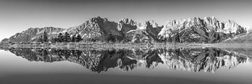 Panorama de montagne du Wilder Kaiser avec un beau reflet. Noir et blanc sur Manfred Voss, Schwarz-weiss Fotografie