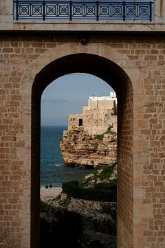 Uitzicht op zee Polignano a Mare Italië van Martijn Jebbink Fotografie