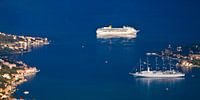 twee schepen in de helderblauwe zee en een klein meisje met rode daken. Een prachtig cruiseschip in  van Michael Semenov thumbnail