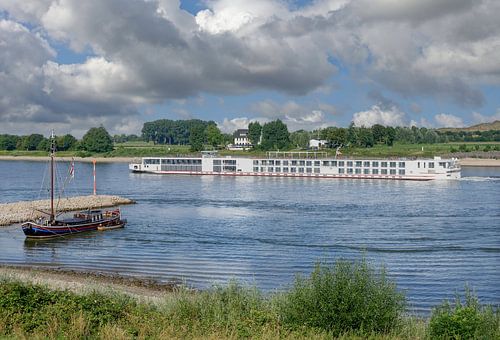 Aalschokker en riviercruiseschip in Monheim am Rhein, Rijn, Noordrijn-Westfalen, Duitsland