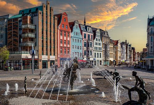 Gezicht op het oude stadscentrum van de Hanzestad Rostock met fonteinen en rijen oude huizen, Mecklenburg-Vorpommern Duitsland