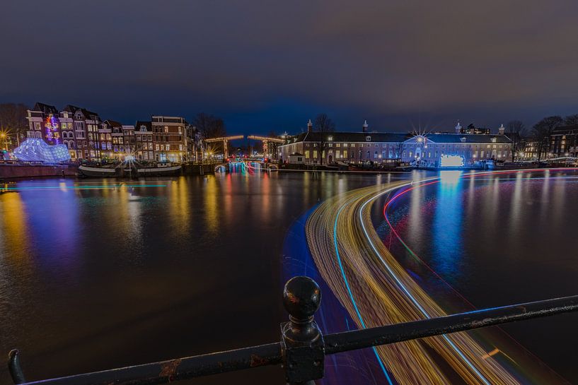 Amsterdam tijdens het Amsterdam Light Festival van Mirjam Boerhoop - Oudenaarden