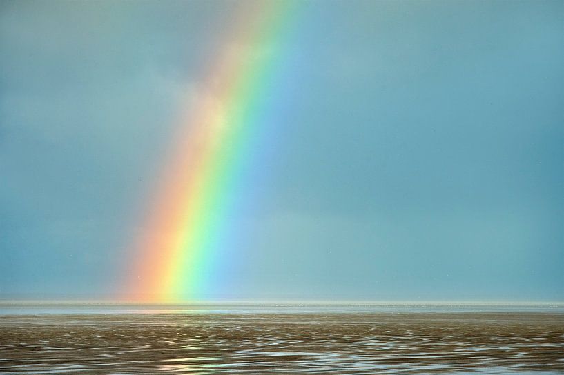 Wolken und Regenbogen über dem Wattenmeer bei Westhoek bei Ebbe von Marcel van Kammen