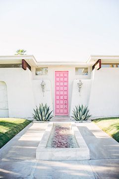 Roze Deur in Palm Springs Californië van Patrycja Polechonska