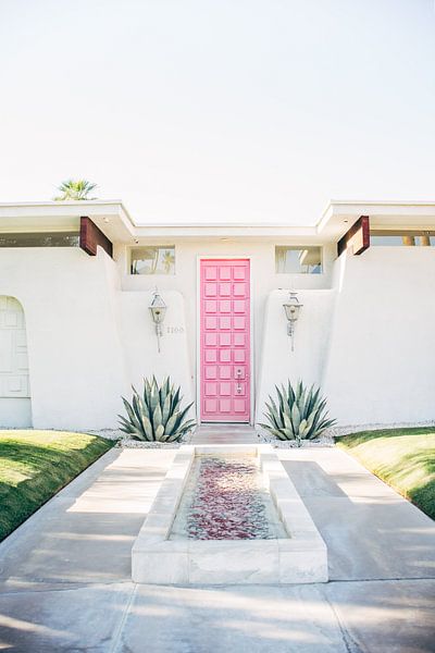 Rosa Tür in Palm Springs, Kalifornien von Patrycja Polechonska