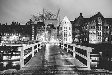 Vieux pont blanc sur le canal de la ville