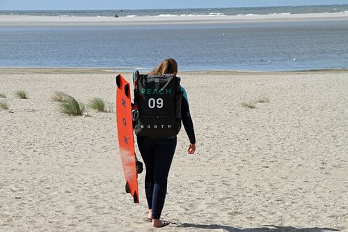 Kitesurfer opweg naar zee