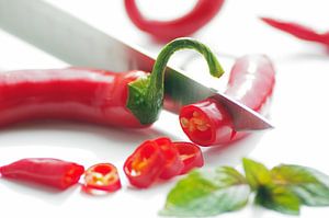 Les piments rouges frais dans la cuisine sur Tanja Riedel