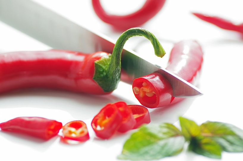 Frische rote Chilis in der Küche von Tanja Riedel