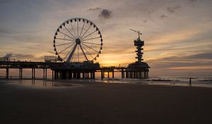 La jetée avec la grande roue à Scheveningen au coucher du soleil