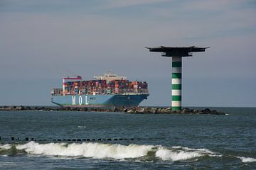 Containerschip op zee met loods naar de Maasvlakte van scheepskijkerhavenfotografie