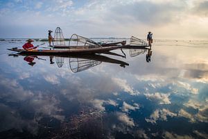 VISSER OP TRADITIONELE MANIER BIJ ZONSOPGANG AAN HET WERK OP HET